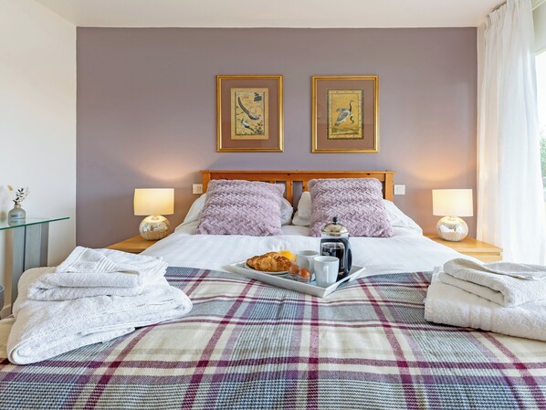 5 bedrooms, WiFi (free), bed sheets