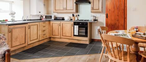 Astianpesukone, syöttötuoli, keittoastiat/astiat/ruokailuvälineet