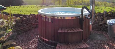 Outdoor spa tub