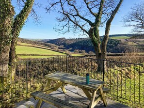Outdoor dining - 1 bedroom accommodation in Rezare, near Launceston (Rezare, near Launceston)