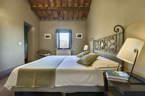 5 bedrooms, WiFi, bed sheets