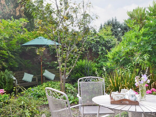 Ample seating within garden | Friary Cottage, Ludlow