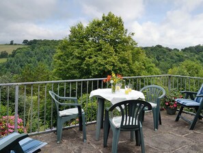 Outdoor dining - River Wye View Cottage (Symonds Yat, Ross-on-Wye)