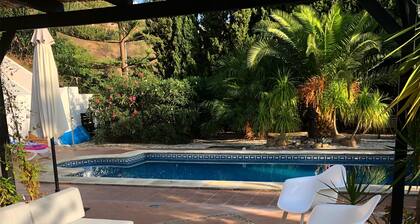 Schöne Villa in einem reizvollen Tal in der Nähe von Competa, Nerja und dem Meer.