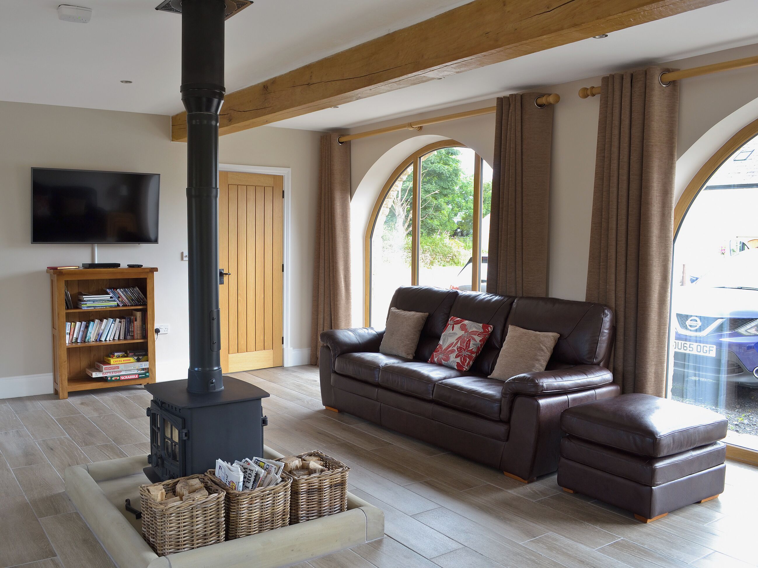 TV, fireplace