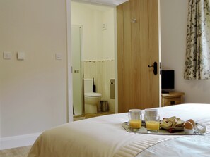 2 bedrooms, free WiFi, bed sheets, wheelchair access - Woodlands Dairy Cottage (Adversane, near Billingshurst)