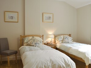2 bedrooms, free WiFi, bed sheets, wheelchair access - Woodlands Dairy Cottage (Adversane, near Billingshurst)