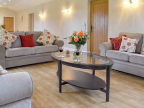 TV - Woodlands Dairy Cottage (Adversane, near Billingshurst)