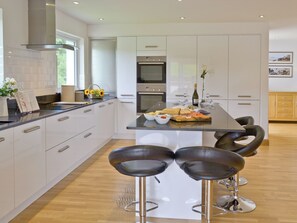 Dishwasher, highchair, cookware/dishes/utensils - 4 bedroom accommodation in Cheriton Bishop (Cheriton Bishop)