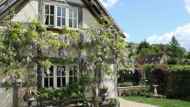 A traditional house with a garden, a gravel driveway, and a bench. - 1 bedroom accommodation in Turville, near Henley-on-Thames (Turville, near Henley-on-Thames)
