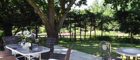 تناول الطعام بالخارج