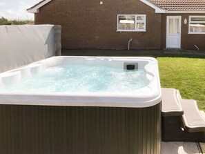 Outdoor spa tub - 2 bedroom accommodation in Anderby, near Skegness (Anderby, near Skegness)