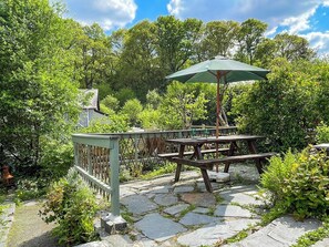 Outdoor dining - 2 bedroom accommodation in Dolwyddelan, near Betws-y-Coed (Dolwyddelan, near Betws-y-Coed)