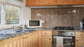 Four, lave-vaisselle, batterie de cuisine, vaisselle et ustensiles