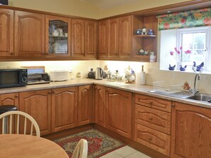 Høy barnestol og kjøkkenutstyr