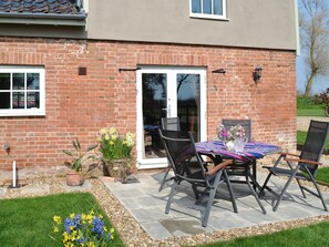Outdoor dining - 2 bedroom accommodation in Metfield, near Harleston (Metfield, near Harleston)
