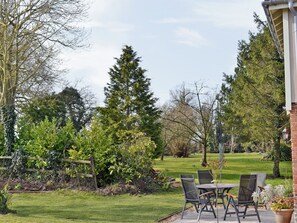 Outdoor dining - 2 bedroom accommodation in Metfield, near Harleston (Metfield, near Harleston)