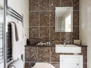 Towels - 1 bedroom accommodation in South Elkington, near Louth (South Elkington, near Louth)