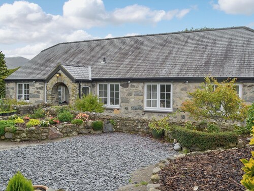 2 bedroom accommodation in Penygroes, near Caernarfon
