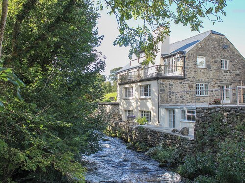 2 bedroom accommodation in Penygroes, near Caernarfon