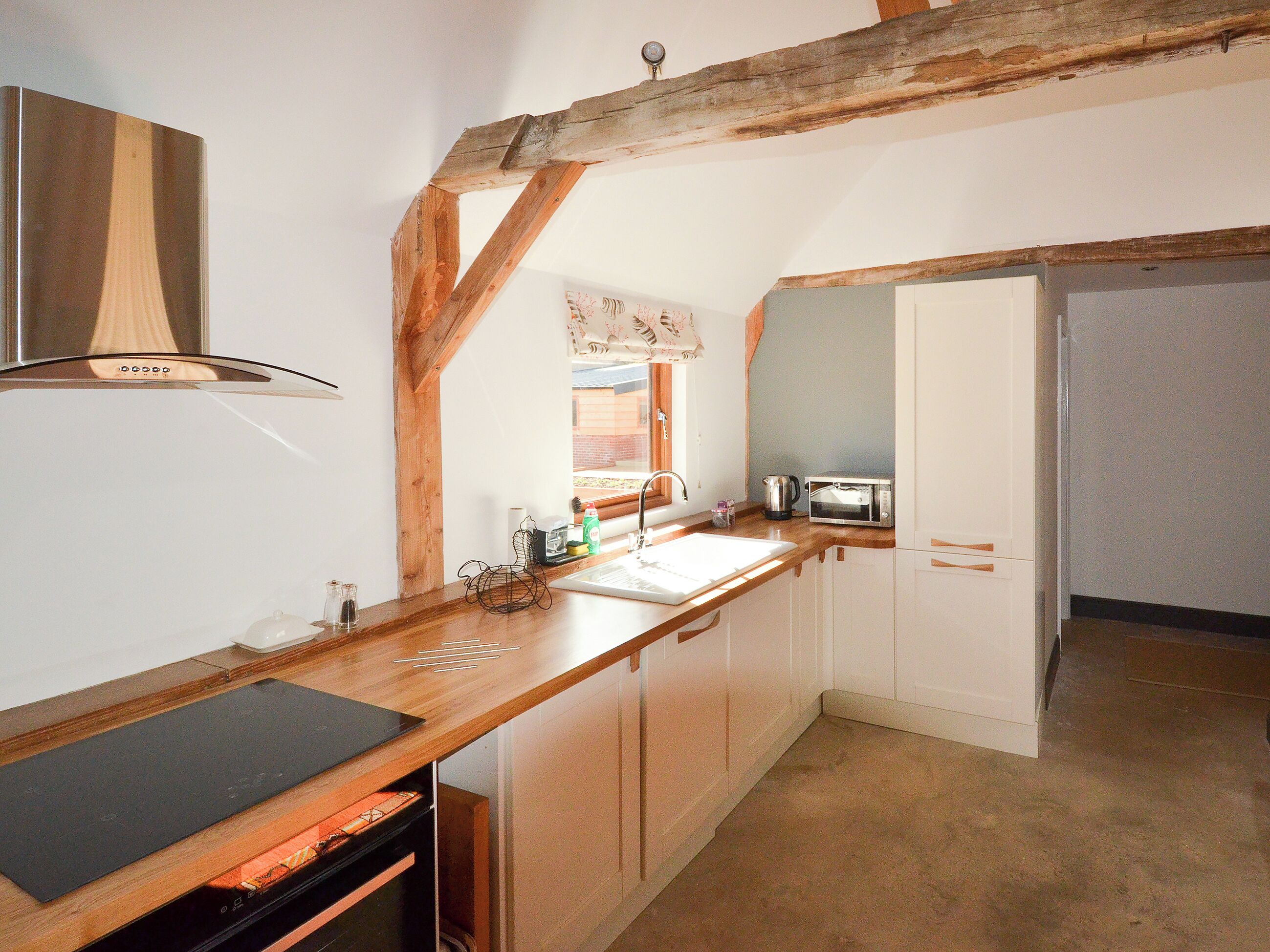 Een vaatwasser, een kinderstoel