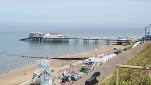 A pier extending into the sea with a beach and amusement park in the foreground. - 3 bedroom accommodation in Cromer (Cromer)