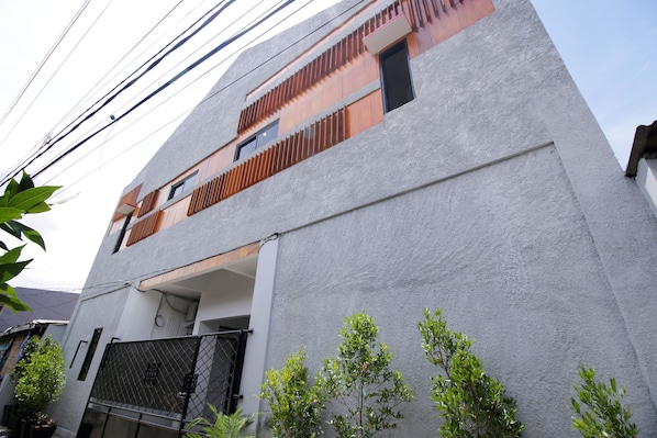 Front of property - Kamar Keluarga Haji Peeng Syariah (Jakarta)