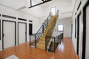 Staircase - Kamar Keluarga Haji Peeng Syariah (Jakarta)