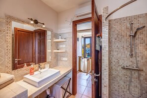 Baignoire, séchoir à cheveux, serviettes fournies