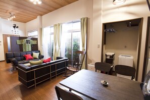 Ferienhaus (NAGOMI HOUSE) | Wohnbereich | 40-Zoll-Smart-TV mit Digitalempfang