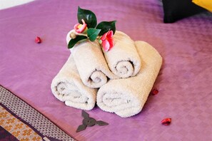 NAGOMI HOUSE | Bathroom | Separate bathtub and shower, deep-soaking bathtub, free toiletries - Nagomi House (Tokyo)