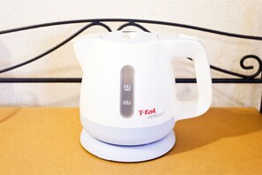 NAGOMI HOUSE | Private kitchen | Fridge, microwave, stovetop, electric kettle - Nagomi House (Tokyo)