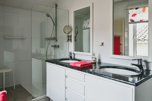 Douche, sĂšche-cheveux, serviettes fournies, savon