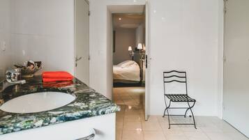 Douche, sĂšche-cheveux, serviettes fournies, savon