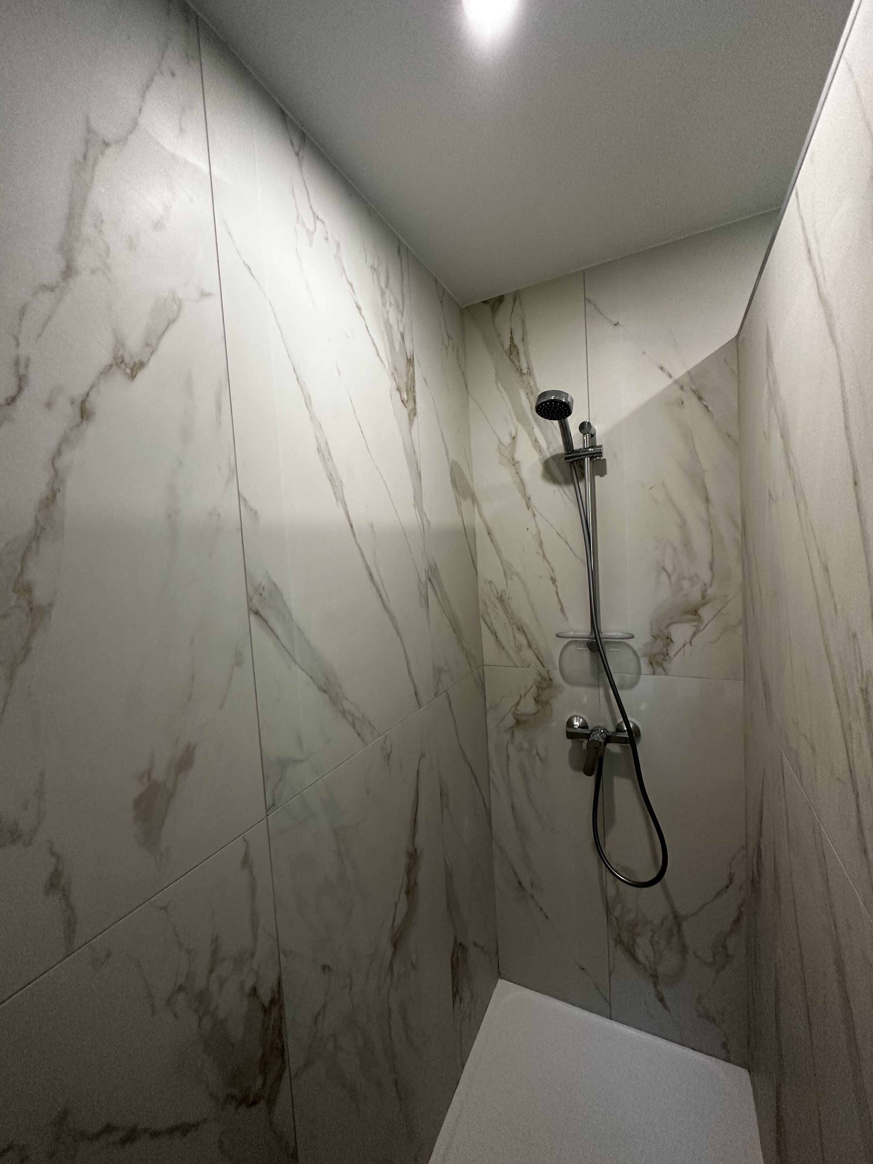 Ducha, secador de pelo, toallas, papel higiénico