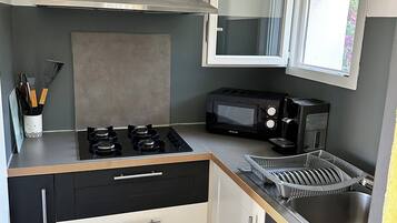 Fridge, microwave, stovetop, coffee/tea maker