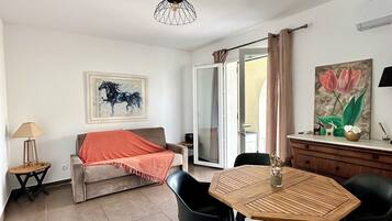 Ălytelevisio, pöytĂ€tennispöytĂ€, kirjoja