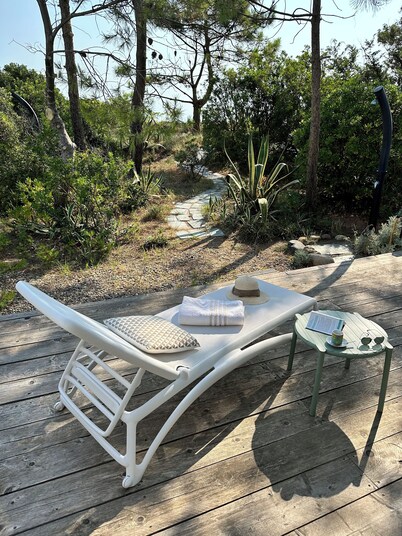 Les pieds dans l'eau, house sleeps 4, lido de la Marana, unique location.
