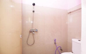 Double Room | Bathroom | Shower, free toiletries - Kamar Keluarga Mangga Besar (Jakarta)