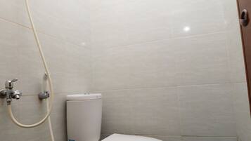 Double Room | Bathroom | Shower, free toiletries