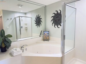 Combined shower/bathtub, towels - SMP 409 - Large Upscale 4 BR Beachfront Condo! (Fort Walton Beach)