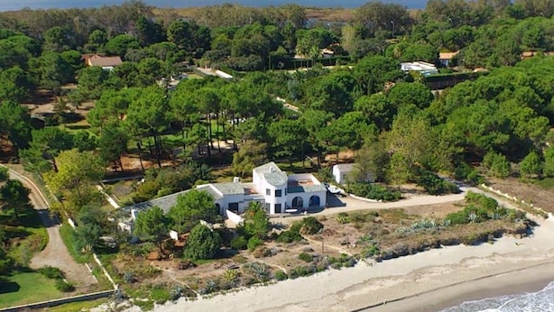 A coastal property with a large house surrounded by dense greenery and a beach. - L'Eden Corse (Biguglia)