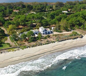 Sur la plage, chaise longue