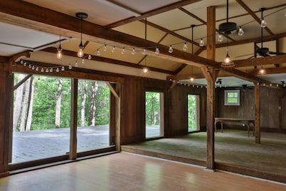 Birch Creek Retreat ~ 8br, 8ba, New Hot Tub + Sauna