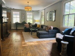 Smart TV, fireplace, books, stereo