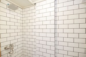 Phòng đôi, 1 giường đôi | Buồng tắm vòi sen