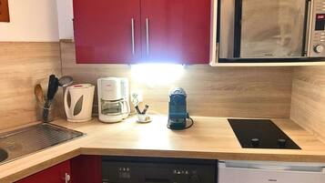 Frigorífico, microondas, lavavajillas y licuadora