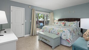 A bedroom with a bed, a desk, and a bench. - Cute one bedroom condo. walk to the beach and st Armand circle (Sarasota)
