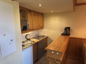 ثلاجة، ميكروويف، غسالة أطباق، مستلزمات طهي/أطباق/أوعية