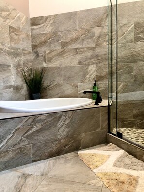 Combined shower/bathtub, hair dryer, towels, soap - UPSCALE Sedona VIEWS-heated POOL-golf-hot tub-Pball-tennis-fireplace-PRIVATE (Sedona)